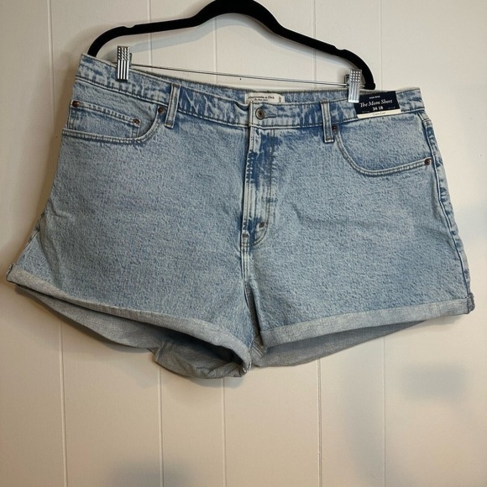 Women's High Rise Mom Curve Love Light Blue Denim Shorts - Picture 2 of 10